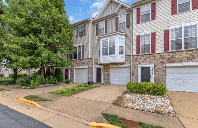 Dream Townhome in Kingstowne – Updated Elegance with Flexible Living Space Gallery 4