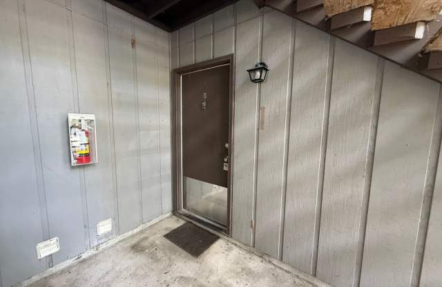 Downstairs unit off E Park avail NOW!!! photos photos