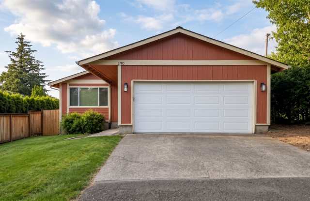 *Holiday Special! Second Full Month of Rent Free!* Neat and Tidy 3 Bedroom, 2 Bath Home in West Linn Gallery 1