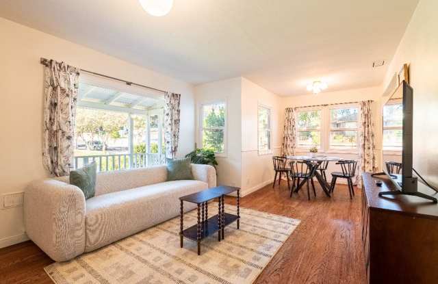 Charming Bungalow with King Size Bed Gallery 3
