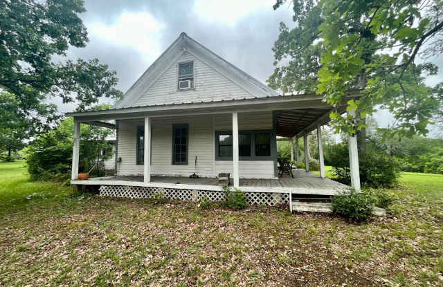 Beautiful 3/2 Farmhouse on Acreage with Horse Barn photos photos