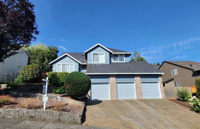 4+ Bedroom Tigard Home With a Beautiful View, 3 Car Garage, A/C, Fenced Backyard  W/D in Unit! photos photos