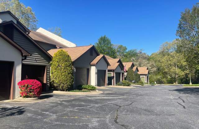 Spacious 2 Bed, 2 Bath Townhouse in Prime Hickory Location – Community Pool & Tennis Courts Gallery 3