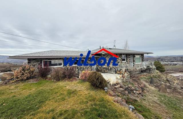 Beautiful 3-Bedroom Stunning Stone Home with Breathtaking Valley Views! - 1597 Young Grade Road, Yakima County, WA 98908