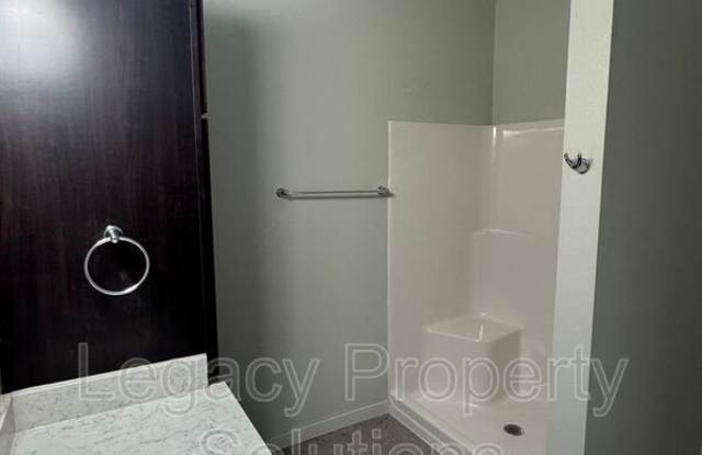 202 E Greenfield Ln - 202 East Greenfield Lane, Burleigh County, ND 58503