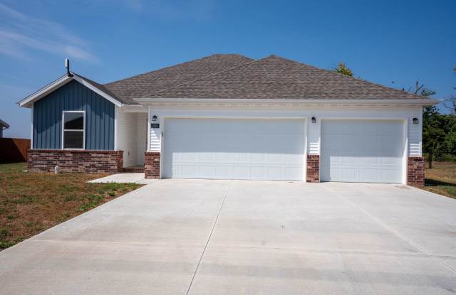 Beautiful newer 3 bed home with 3 car garage photos photos
