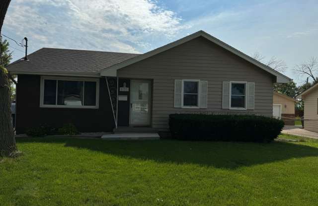 Huge Urbandale Home with Fenced In Back Yard! photos photos