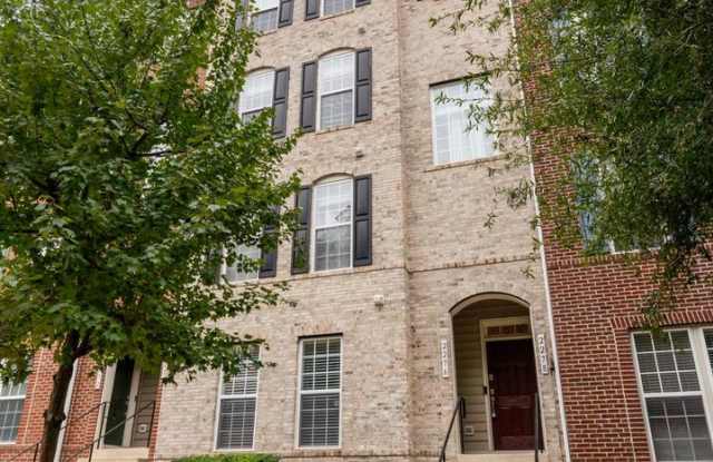 Spacious home in Potomac Club with brand new fully painted walls! Gallery 4