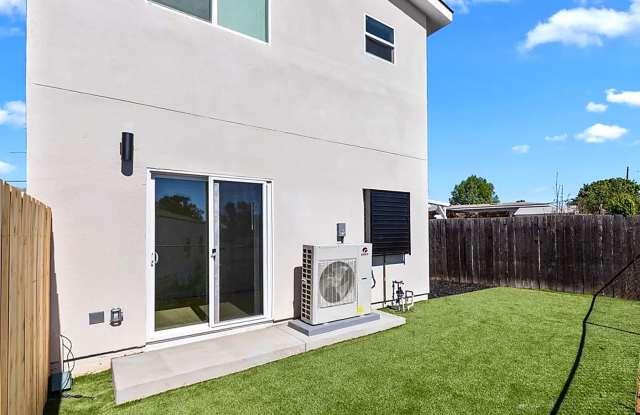 Charming 3 Bed / 2 Bath Steps from SDSU with Private Backyard Gallery 3