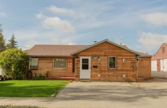 Beautifully Remodeled 4 bedroom off the River in town Gallery 1