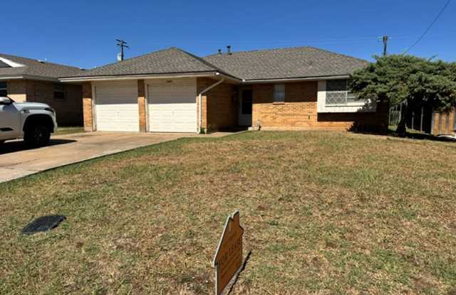 New carpet and paint! 3 bed, 2 bath, 2 car garage home for rent near I-240 and Penn / south OKC. Gallery 1