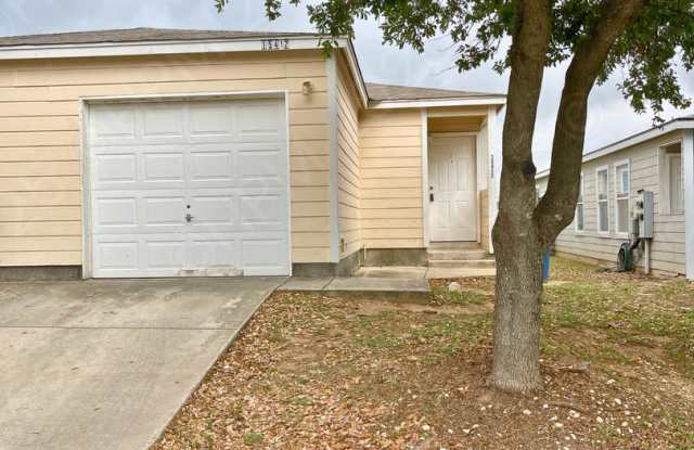Kamary Lane-15415-15417 photos photos