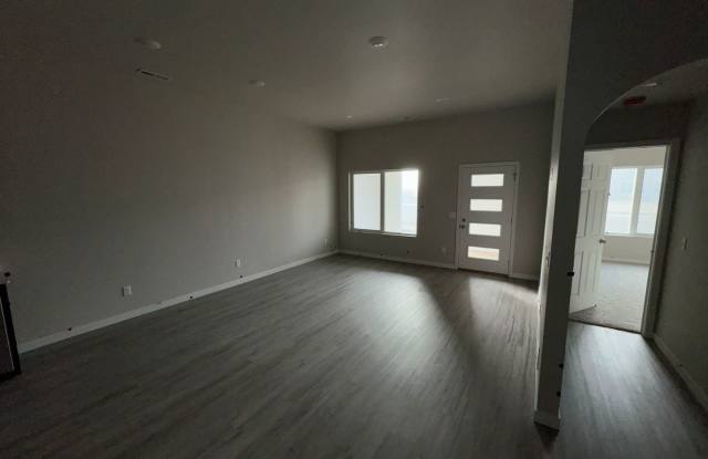 2 Bed | 2 Bath | 3 Stall Garage | Patio Twin-Home Gallery 4