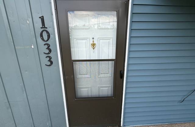 Three Bedroom, Two Bathroom Duplex Apartment Gallery 3