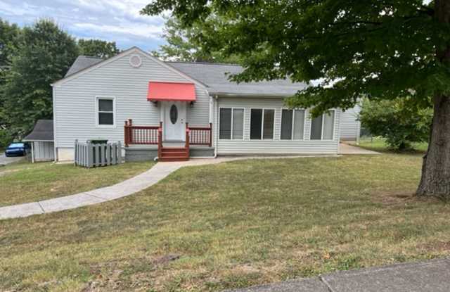 Maryville 37803 - Upstairs only -  4 & 1.5 baths - Contact Troy Adams (865) 233-6949 photos photos