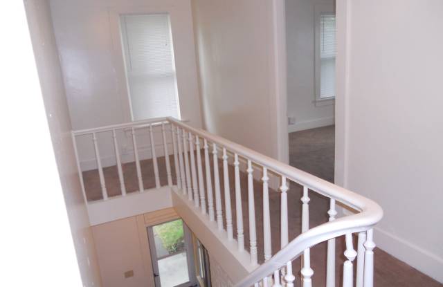 1 BR Apartment Near Downtown Gallery 4