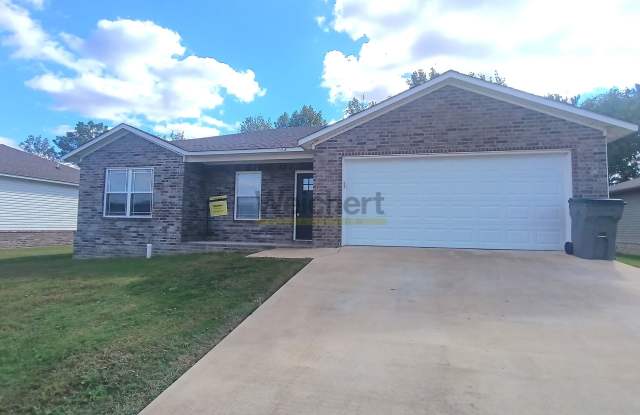 Spacious 4bed/2bath House with Fenced Backyard & Enclosed Garage Gallery 1