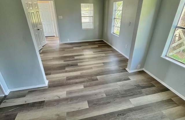 Beautifully Remodeled Lakeland 3BR/1BA Home with HUGE FENCED YARD! photos photos