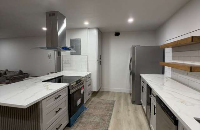 Beautifully Remodeled Townhome - 3 Bed, 2 Bath - 9 month lease Gallery 4