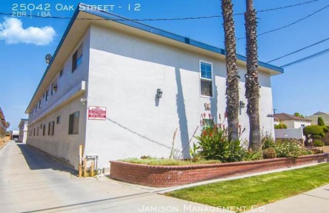 25042 Oak Street Gallery 2