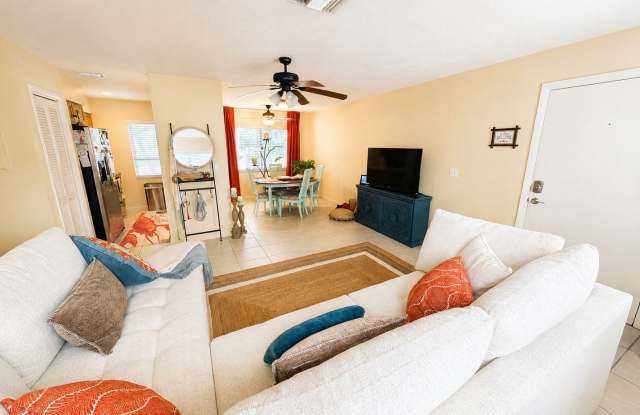 2 BED 1 BATH CONDO ON SIESTA KEY **ALL UTILITIES/WIFI INCLUDED** Gallery 4