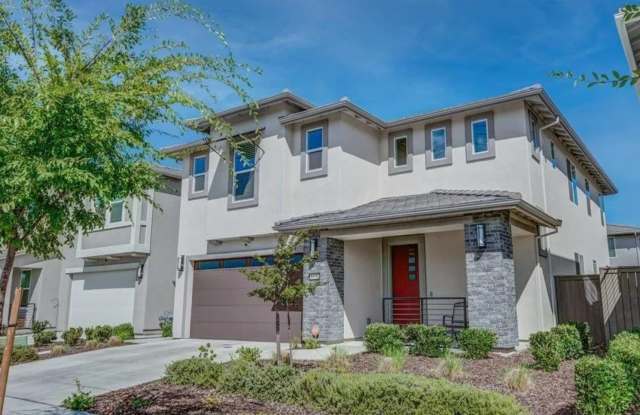 Show Stopper! Natomas HUGE 3/2.5 plus Loft! Reference ad for viewings. Gallery 1