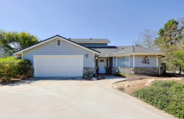 Spacious 3 BR/2.5BA Vista Home with Large Backyard, 2-Car Garage Gallery 1