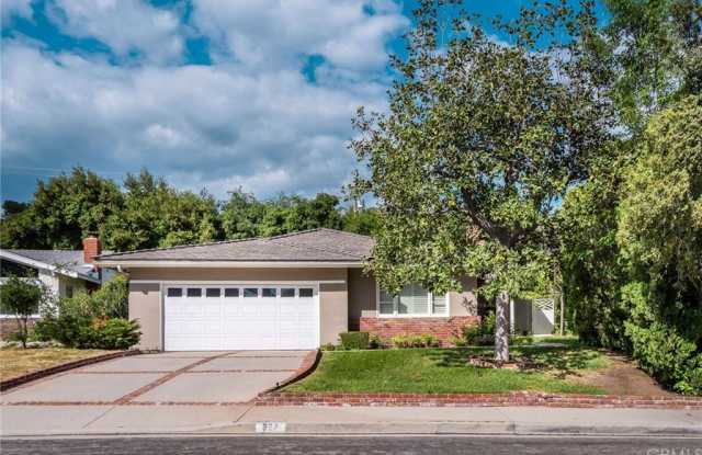 327 Canon De Paraiso Lane - 327 Canon De Paraiso Lane, La Cañada Flintridge, CA 91011