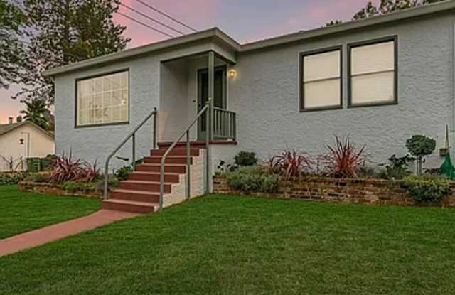 Furnished 3 Bedroom Downtown Home On Corner Lot photos photos