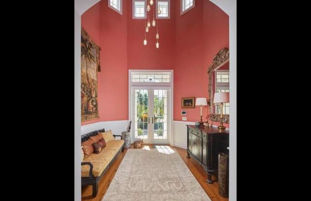 165 Broad Ave S Gallery 3