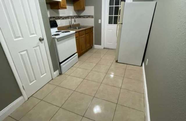 Palm River 2/1 Duplex- Move-In Ready! Apply FOR FREE today! photos photos