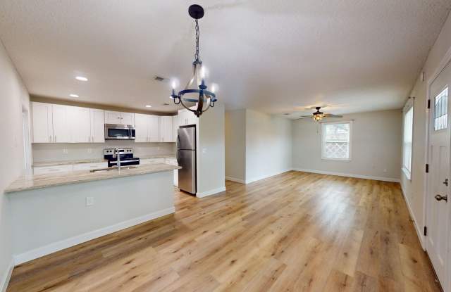 Charming 4-bedroom, 2-bathroom home located less than 1.5 miles from the ocean in Atlantic Beach! - 1565 Richardson Lane, Atlantic Beach, FL 32233