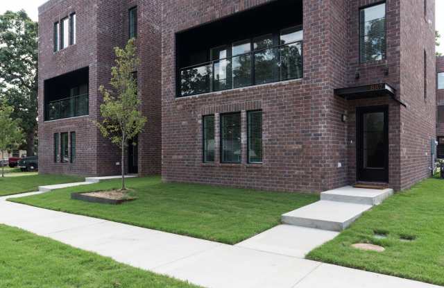 Modern 4 bedroom 3 bath near Razorback campus - 2nd story loft photos photos