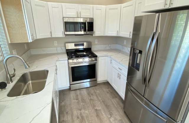 4BD/2BA on Montezuma, Nice Patio! Gallery 3