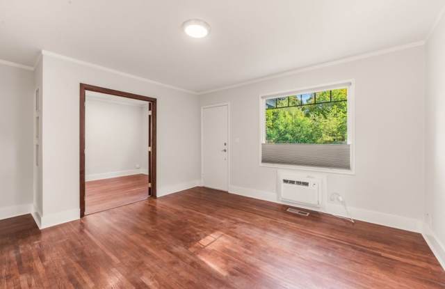 Historical 2 bed 2 bath with basement living room Gallery 4