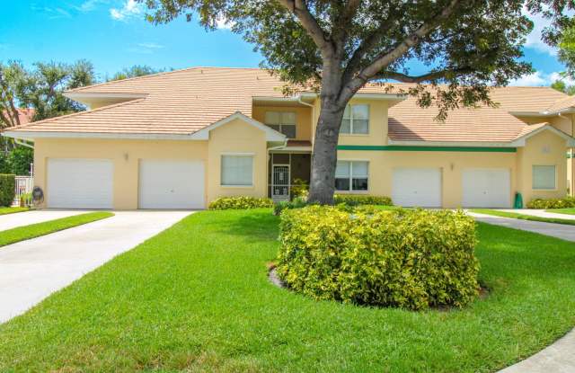 ** 3 BEDROOM COACH HOME FULLY REMODELED IN BERKSHIRE LANDINGS, NAPLES, FLORIDA ** SEASONAL ** Gallery 4