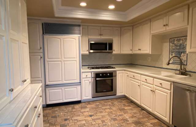 Spectacular Upper Unit 1 Bedroom / 1 Bath w/ Loft steps from the Sand Gallery 4