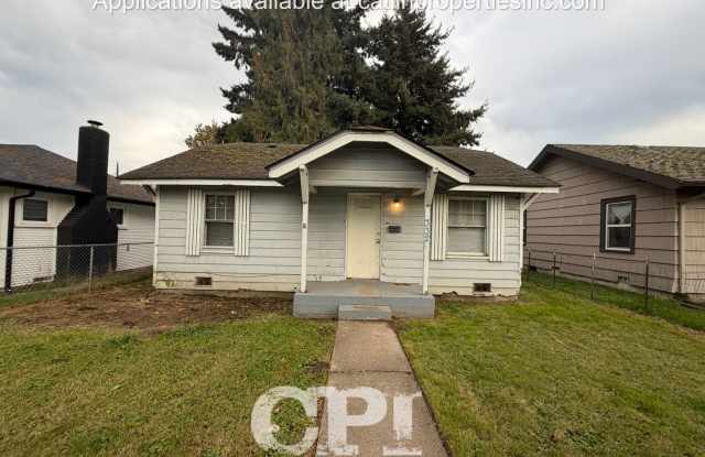 MOVE IN SPECIAL - 1/2 FIRST MONTHS RENT!! - 332 20th Avenue, Longview, WA 98632