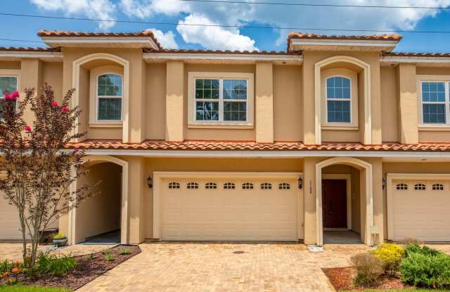 Great townhome with 2 car gargar and washer/dryer photos photos