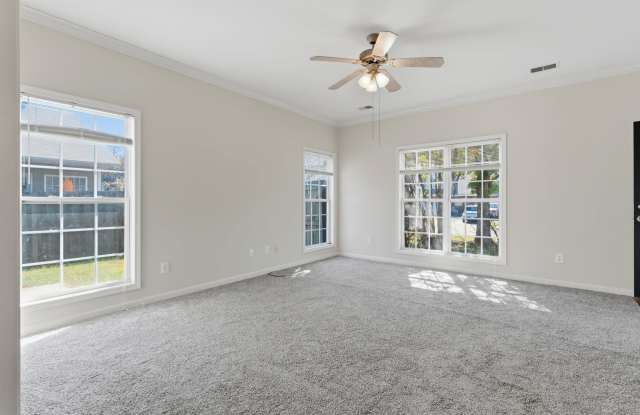 2033 Queens Ct Gallery 4