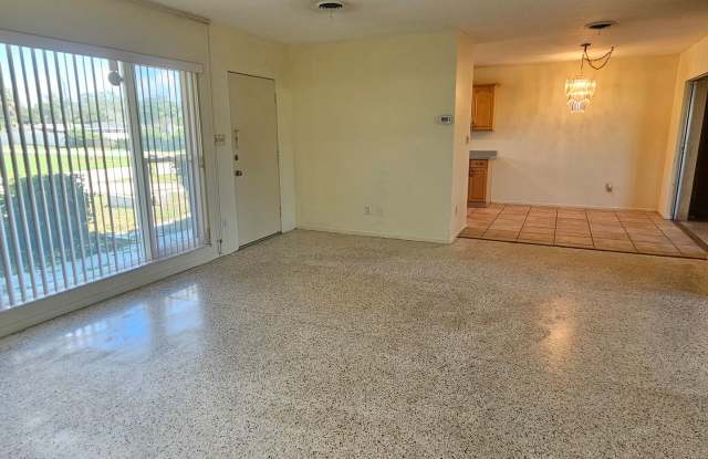 Annual Unfurnished 2 Bed / 2 Bath Home with Large Fenced Backyard in Central Venice! Gallery 4
