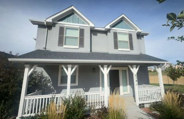 Beautiful Townhome with Fenced Yard! Gallery 1
