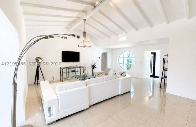 2830 NE 56 ct Gallery 1