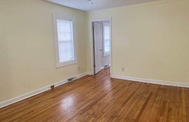 2 bedroom 1 bath Bungalow in North West Asheville Gallery 4