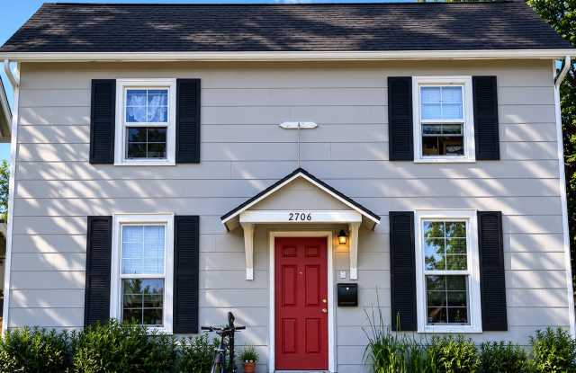 3 Bedroom, 1 Bathroom Home in Sunnyland! Lawncare included with ample parking photos photos