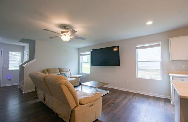 ✨ SPACIOUS 4-BEDROOM HOME WITH FENCED YARD & DOWNSTAIRS SUITE! Gallery 3