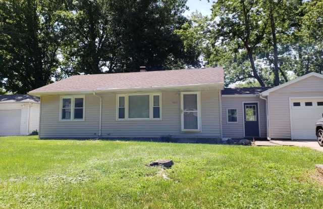 2bed/1bath ranch close to Old Farm Shops - 1607 Cornell Drive, Champaign, IL 61821