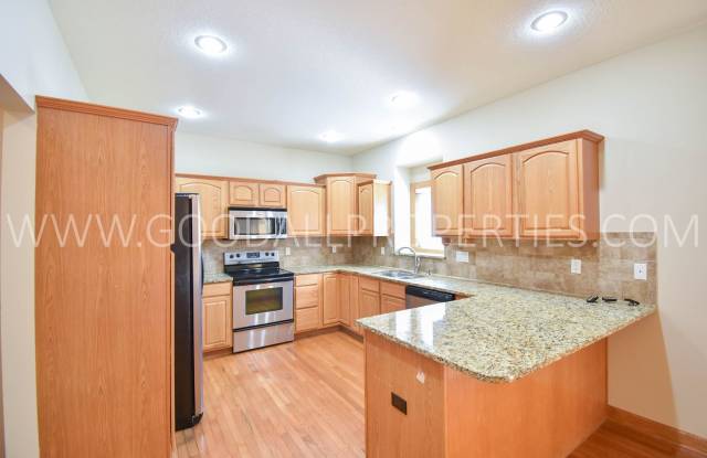 Spacious 4-Bedroom Johnston Home with 3-Car Garage Gallery 4