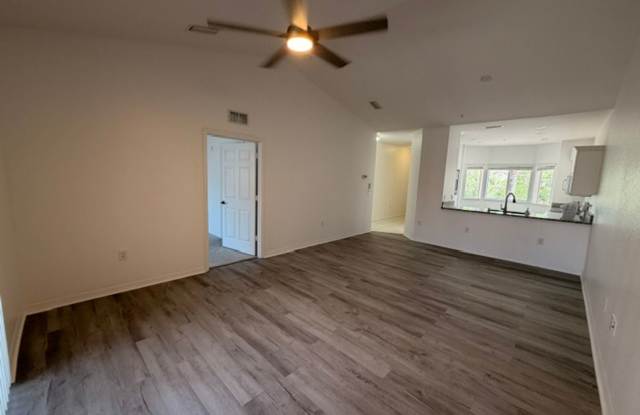 Remodeled 2/2 Upstairs Condo Gallery 3