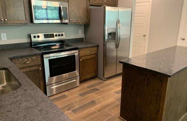 3 Bed / 2.5 Bath Triplex with Garage - Available Fall 2027! Gallery 4
